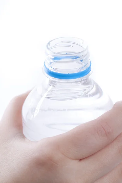 Açık bir şişe su tutarak — Stok fotoğraf