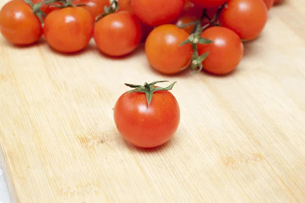Черри помидоры на доске — стоковое фото
