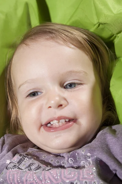 Bebê em cadeira lisa — Fotografia de Stock