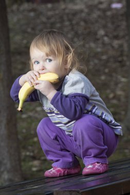 bir parkta kız bebek