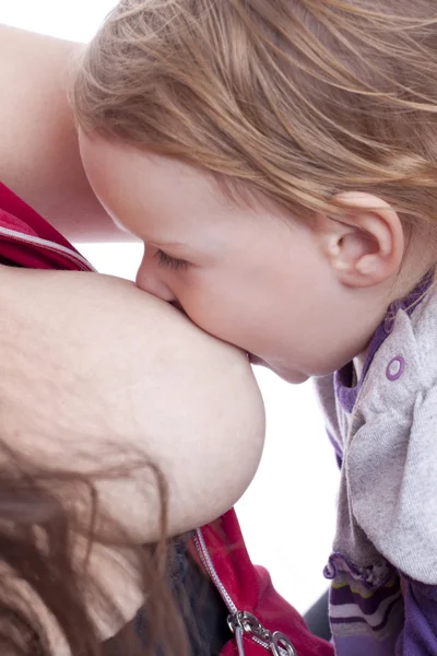 Kleines Mädchen isst Milch — Stockfoto