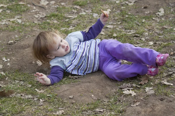 Menina bebê em um parque — Fotografia de Stock