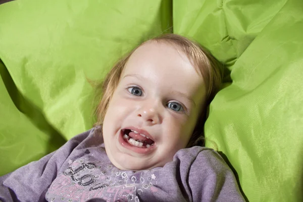 Bebé en silla lisa —  Fotos de Stock