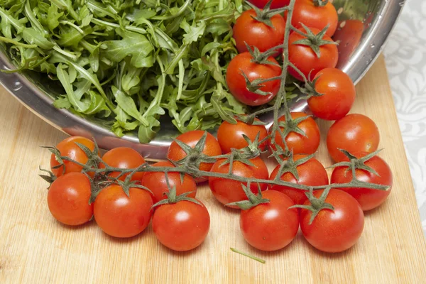 Rúcula e tomate — Fotografia de Stock