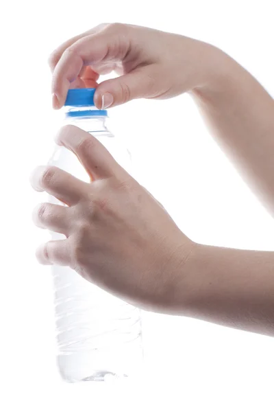 Mulher está abrindo uma garrafa de água — Fotografia de Stock