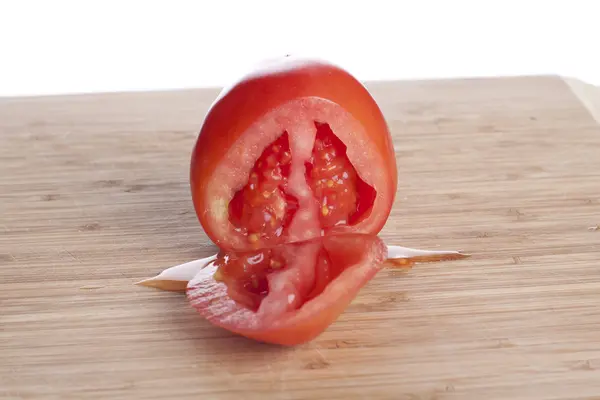 2 等分されたトマト — ストック写真