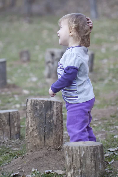 A kislány egy parkban — Stock Fotó