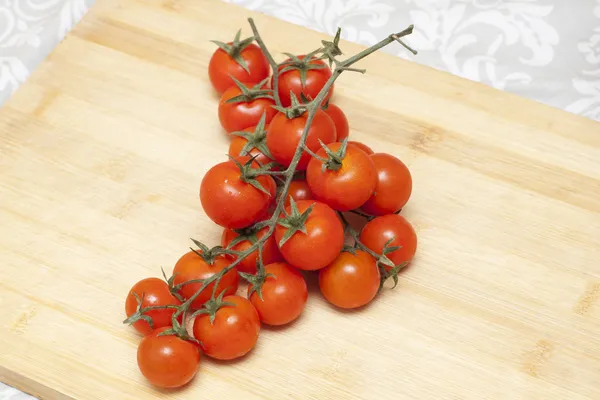 Черри помидоры на доске — стоковое фото