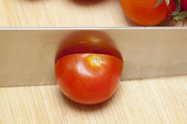 Snijden cherry tomaat — Stockfoto