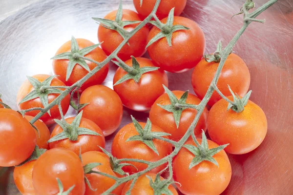 Tomates cherry en un tazón —  Fotos de Stock