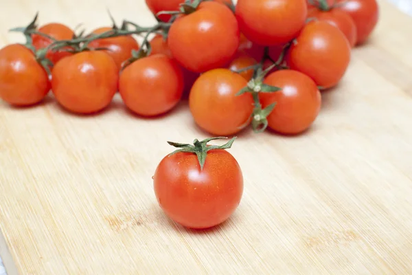 Cherry tomaten op een bord — Stockfoto
