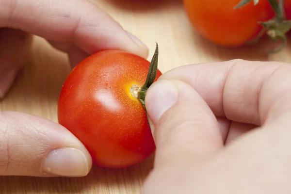 Rimozione foglia di pomodoro — Foto Stock