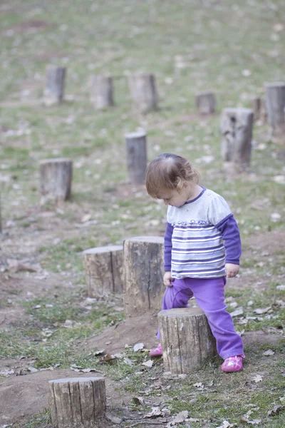 Дитяча дівчинка в парку — стокове фото