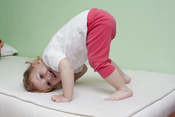 Baby yoga oefening — Stockfoto
