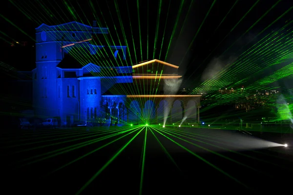 Byggnaden laserstrålar — Stockfoto