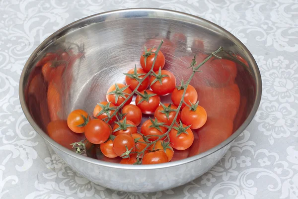 Pomodori ciliegia in una ciotola — Foto Stock
