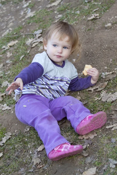 Bambina in un parco — Foto Stock
