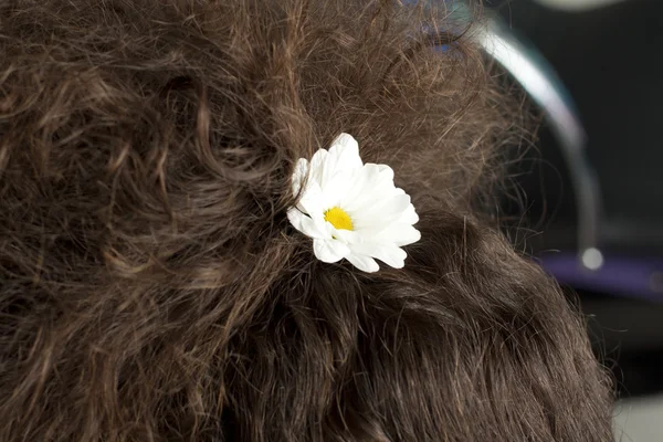 ヘアスタイ リングの花を持つ — ストック写真