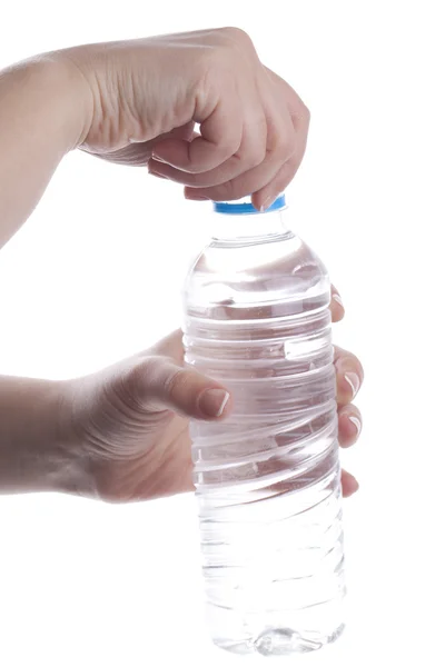 La donna sta aprendo una bottiglia d'acqua — Foto Stock