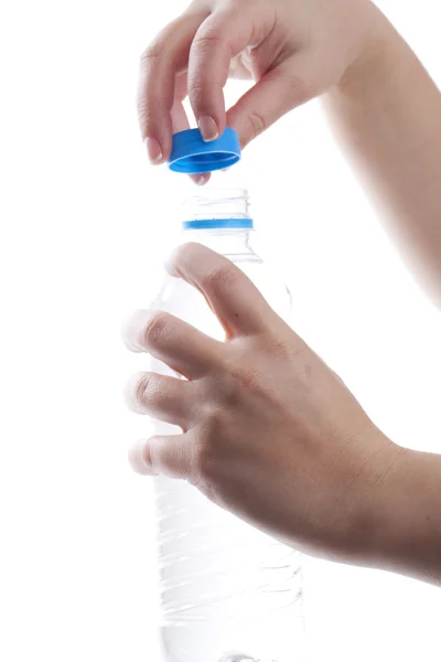 Женщина открывает бутылку воды — стоковое фото