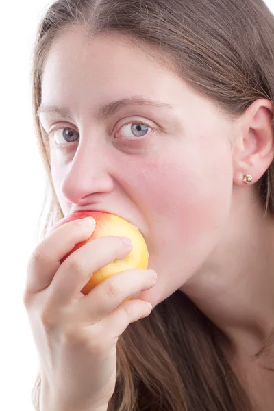 Frau isst Apfel — Stockfoto