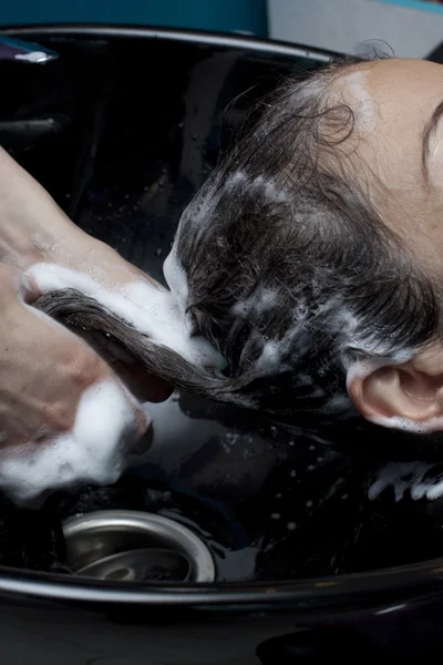 Kvinna på frisörsalonger — Stockfoto