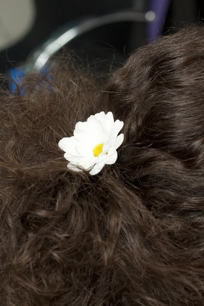 ヘアスタイ リングの花を持つ — ストック写真