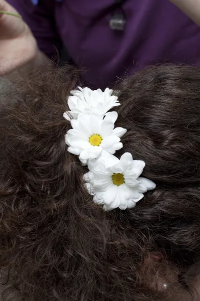 Hairstyling with flowers — Stock Photo, Image