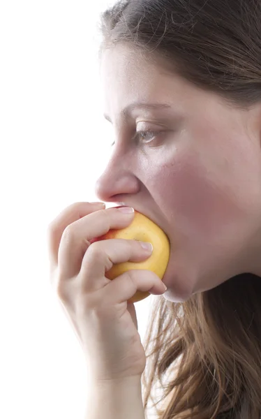 Femme mangeant des pommes — Photo
