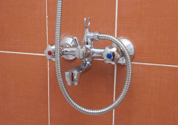 Wasserhahn im Badezimmer — Stockfoto
