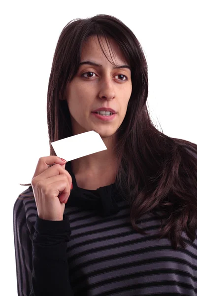 Młoda kobieta trzymając pusty wizytówki — Zdjęcie stockowe