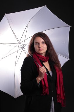 beyaz şemsiye tutan kadın