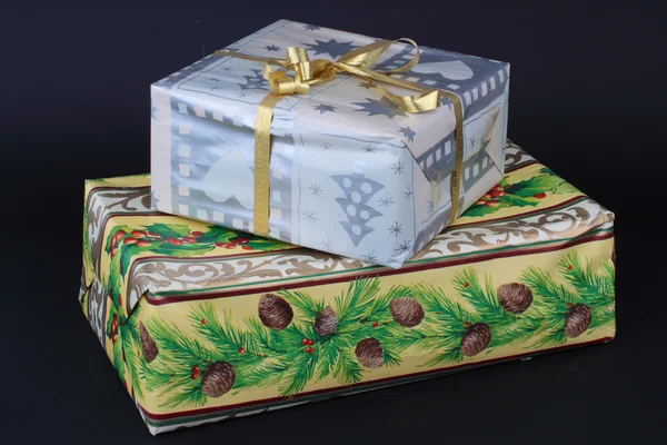 Zwei Weihnachts-Geschenkpakete. — Stockfoto