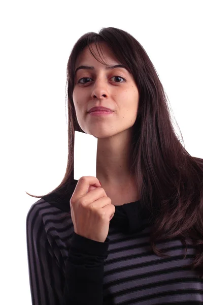 Mujer joven sosteniendo una tarjeta de visita vacía — Foto de Stock
