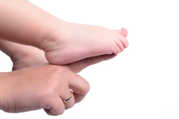 Childs feets στο χέρι της μητέρας — Φωτογραφία Αρχείου