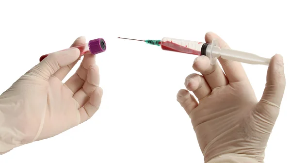 Mãos em luvas contendo seringa e recipiente sanguíneo — Fotografia de Stock