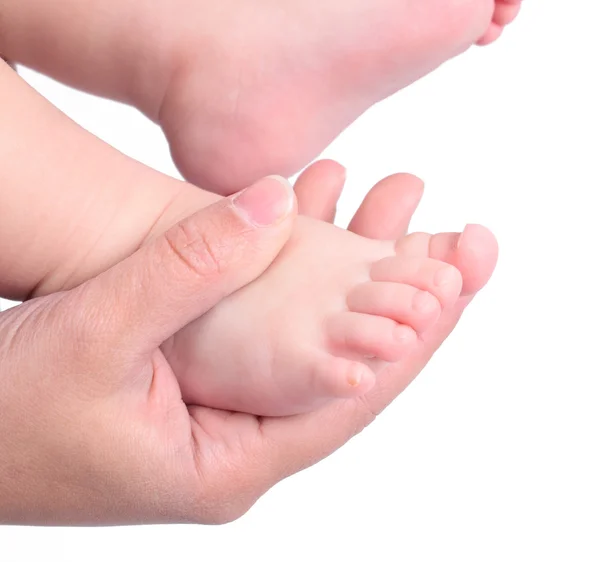 Barnets fötter i mor hand — Stockfoto