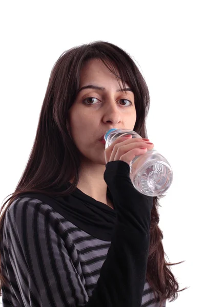 Chica bonita bebiendo agua de una botella — Foto de Stock