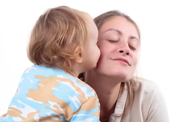 Holčička líbat její matka — Stock fotografie