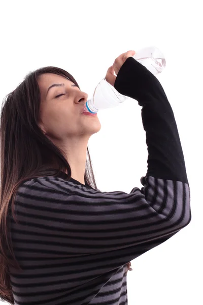 Красивая девушка пьет воду из бутылки — стоковое фото