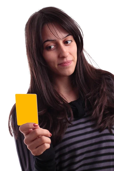 Jovem atraente segurando um cartão de crédito em branco — Fotografia de Stock
