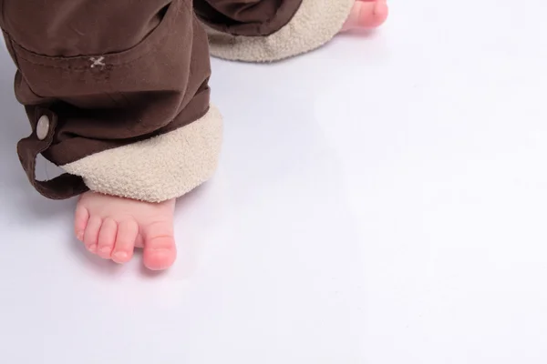 Pés de bebê no chão — Fotografia de Stock