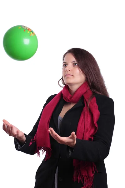 Kobieta rzucając piłkę — Zdjęcie stockowe