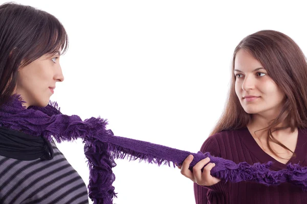 Två flickor leker med en halsduk — ストック写真