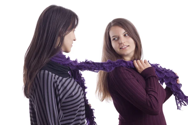 Två flickor leker med en halsduk — ストック写真