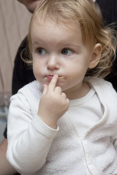 파스타를 먹는 아기 — 스톡 사진