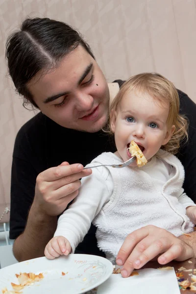 Az ember a csecsemő optimális táplálása — Stock Fotó