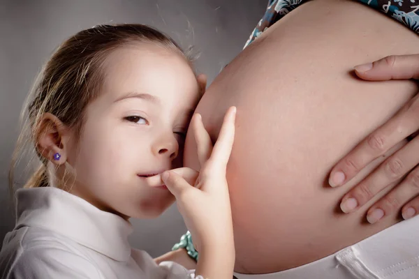 Dauther med gravid mamma — Stockfoto