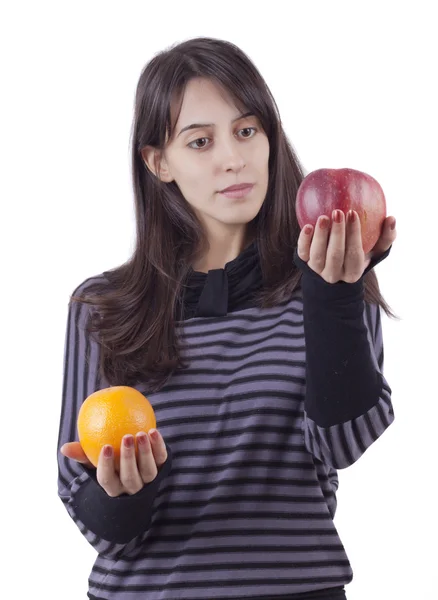 Mädchen hält einen Apfel und eine Orange in der Hand — Stockfoto