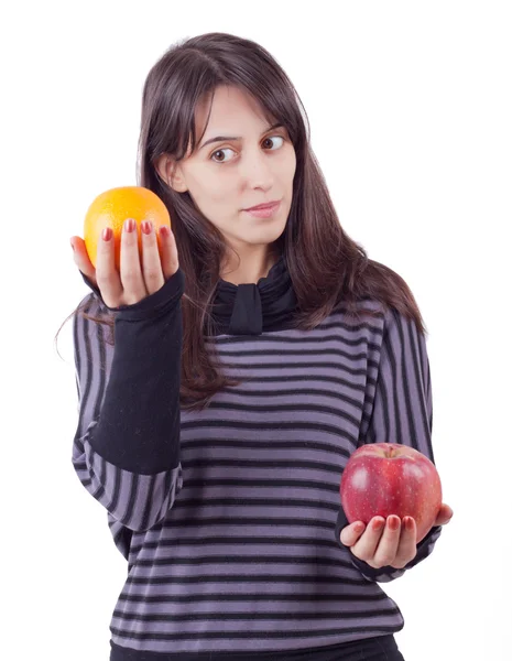 女孩的拿着苹果和橘子 — 图库照片